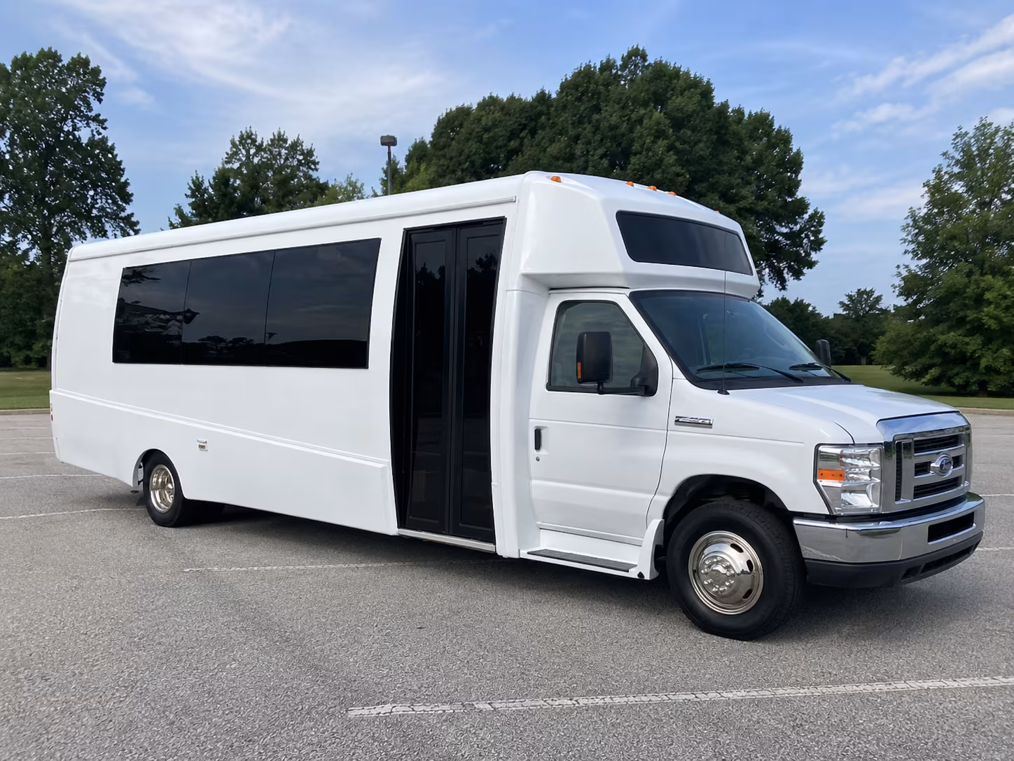 queens 18 passenger party bus